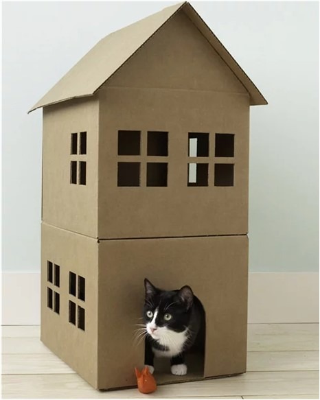 сделали картонный домик для кота