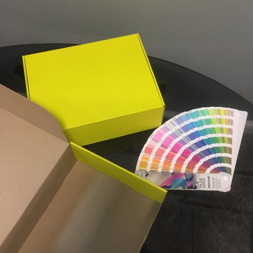 цветовые варианты для нанесения печатных изображений на картонной коробке