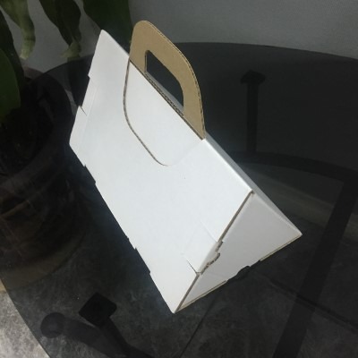 треугольная коробка для документов с ручкой