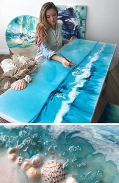 девушка рисующая море