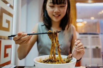 корейская девушка с едой
