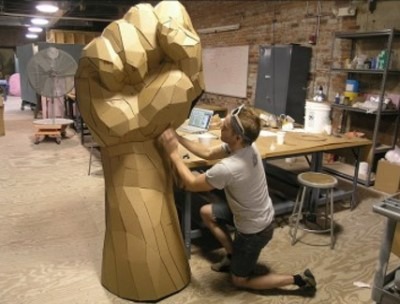 скульптура кулака из картона