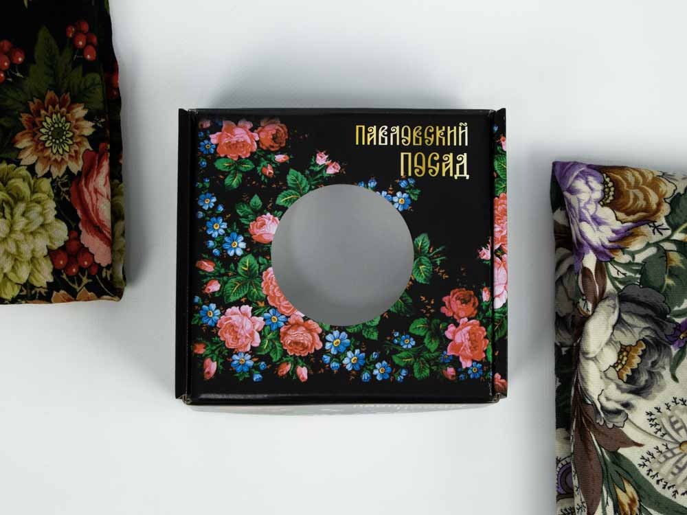 Картонная упаковка для платка «Павловский Посад» в подарок к новому году и рождеству